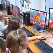 Co piszczy pod liśćmi?