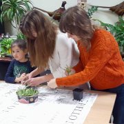 Co piszczy pod liśćmi?