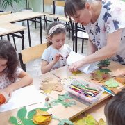 Co piszczy pod liśćmi?