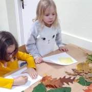 Co piszczy pod liśćmi?