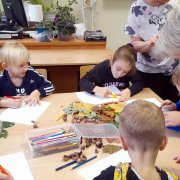 Co piszczy pod liśćmi?